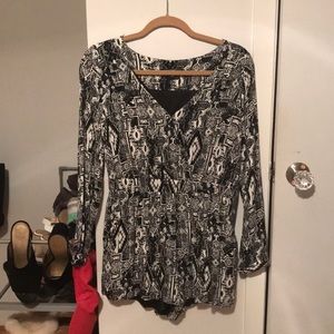 ROMPER- black and white pattern, long sleeve